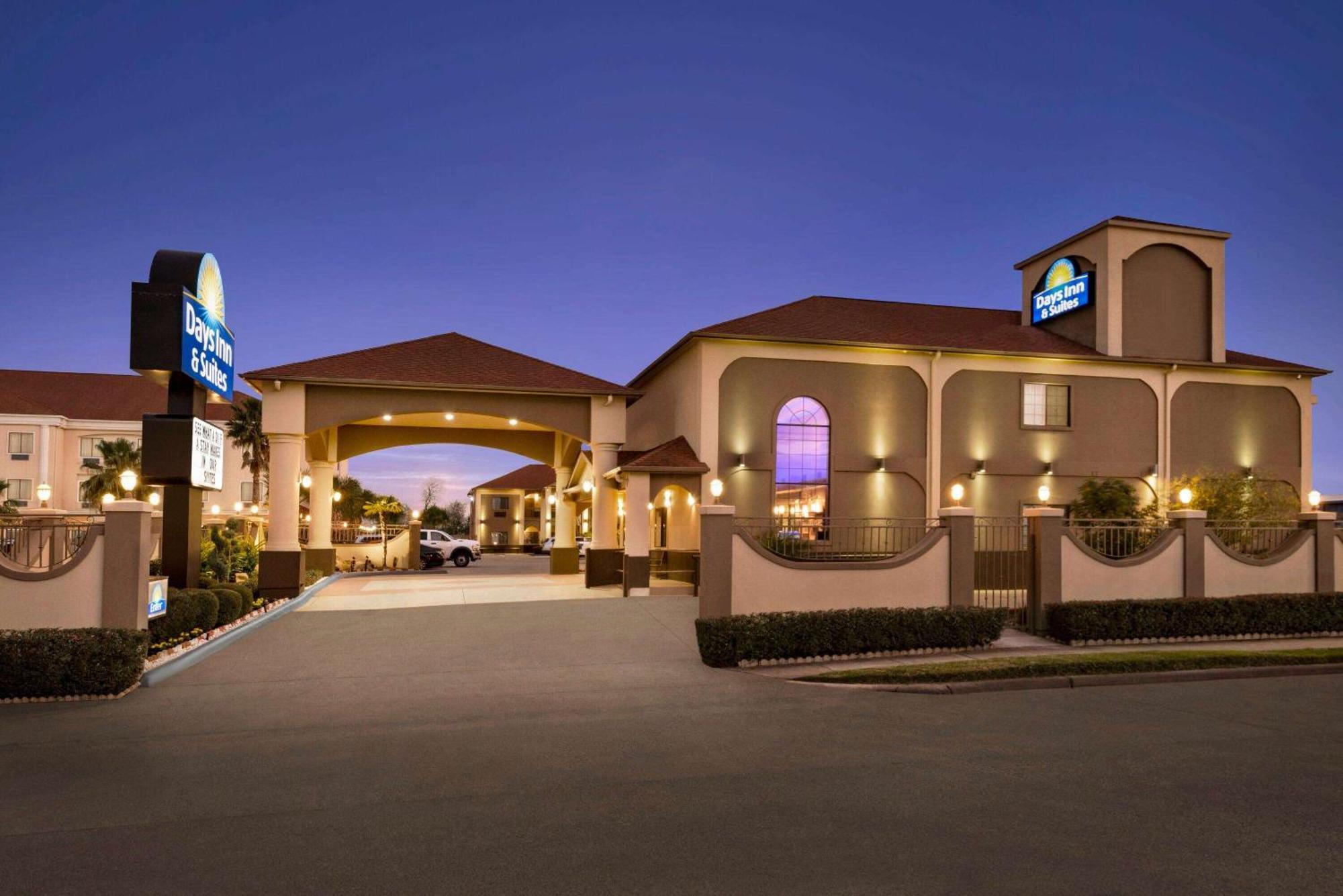 Days Inn & Suites By Wyndham Houston Hobby Airport Exterior photo